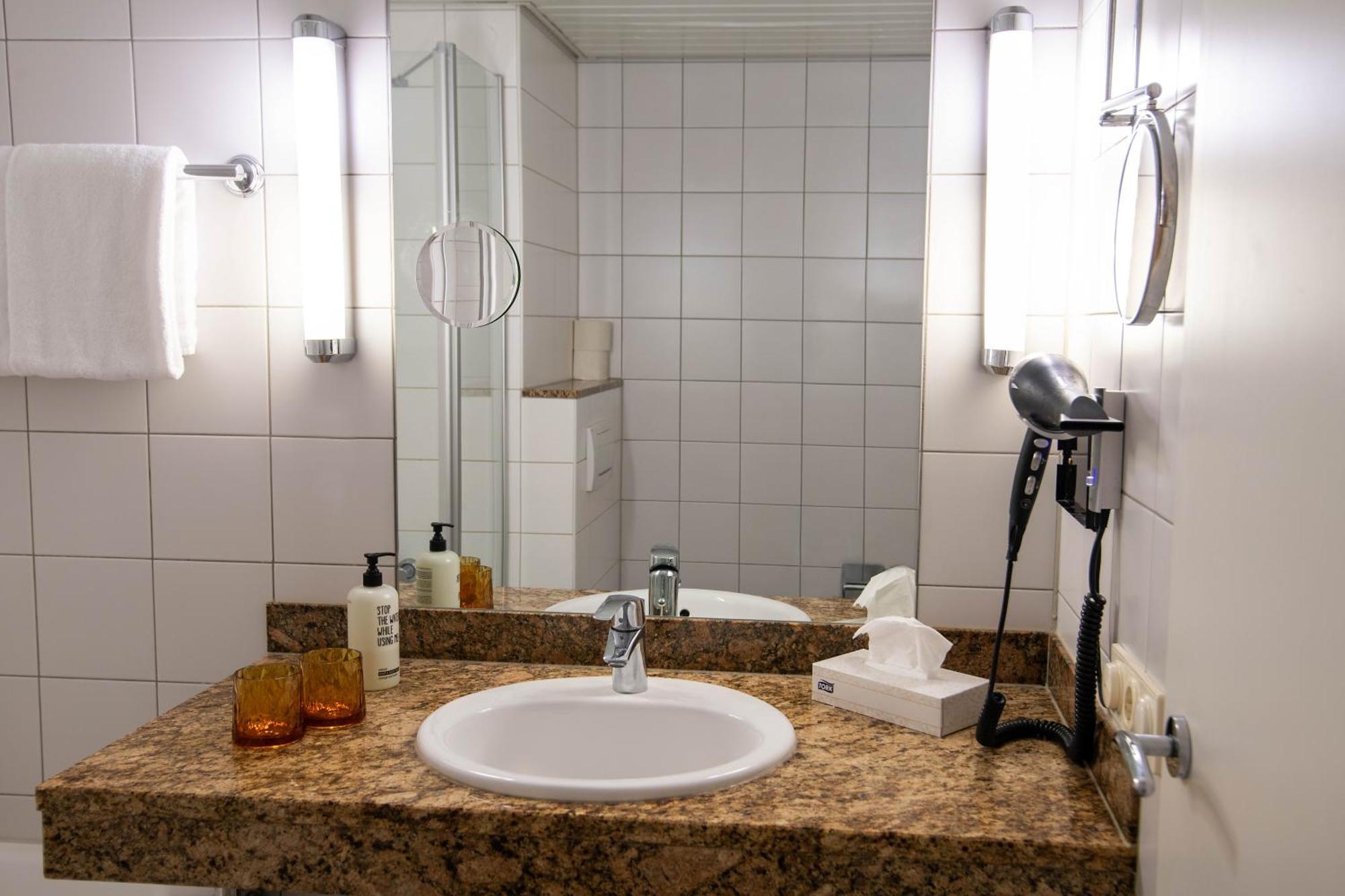 Best Western Conference Airporthotel Frankfurt Moerfelden Bagian luar foto
